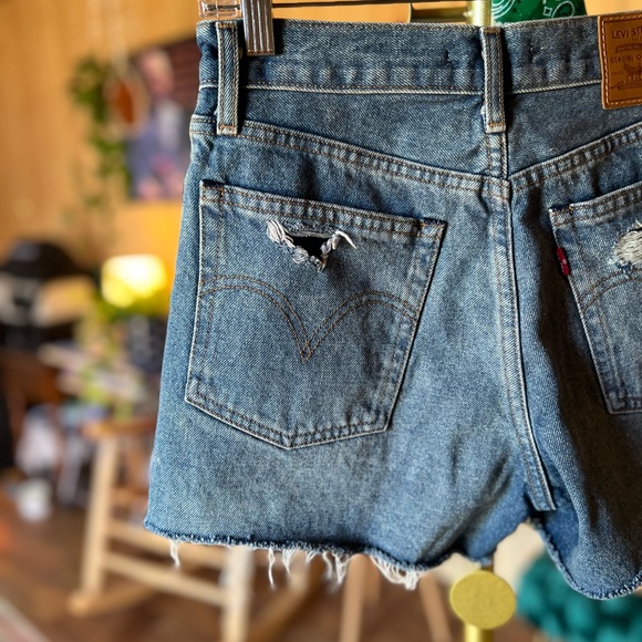 NWT! Levi’s Premium Distressed Wedgie Denim Shorts - Picture 10 of 10